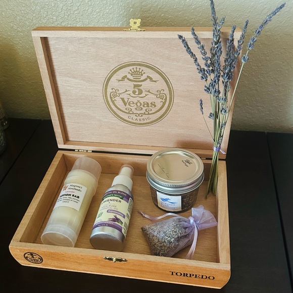 🪻Oregon Farms All Natural Lavender 5 Piece Handmade Gift Set - Picture 3 of 15